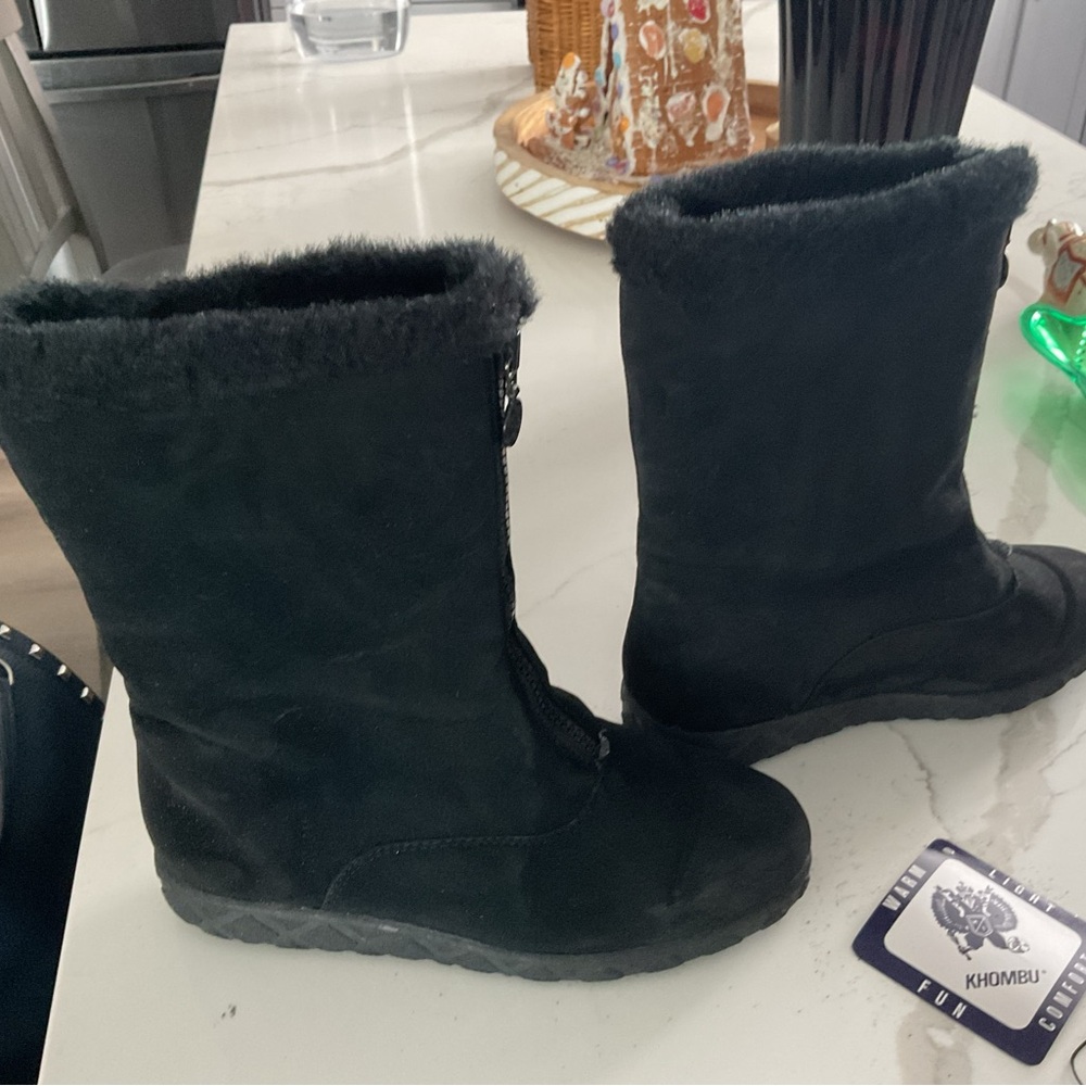 Khombu Black Winter Boots with Faux Fur Lining - Picture 2 of 6